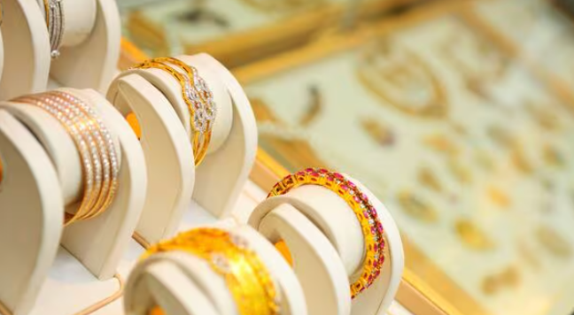 Gold, Silver Prices Slip as Geopolitical Tensions Ease; Robert Kiyosaki Bets on $200 Silver by 2026